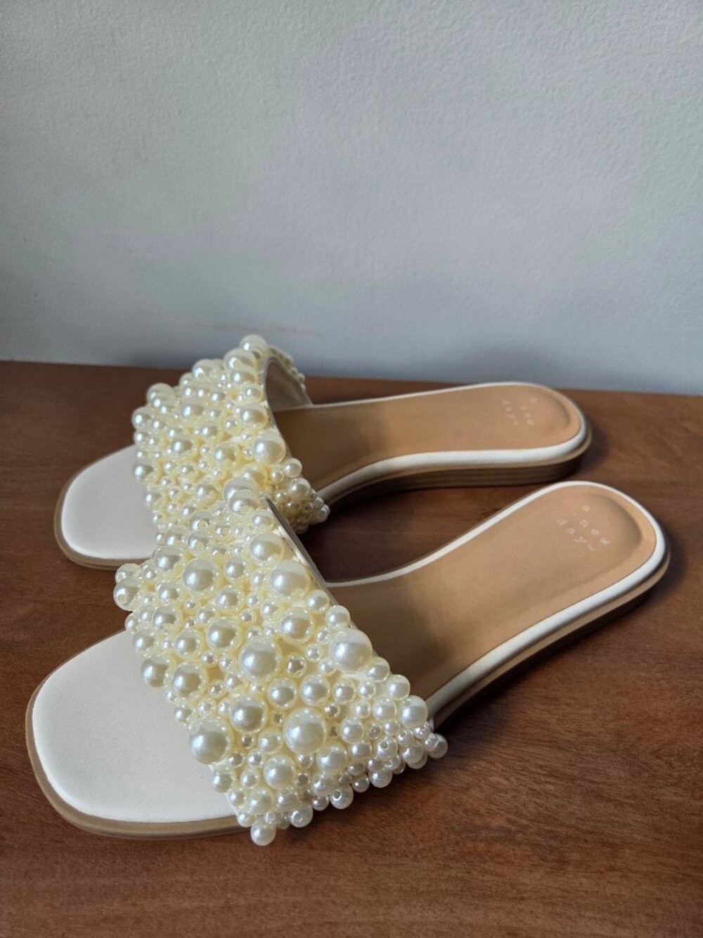 NEVER WORN A NEW DAY PEARLED SLIPPERS SIZE 8.5 WOMENS